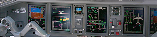 Instrumentenpanel in der Embraer 195 (Foto: MartiN Schmitz)